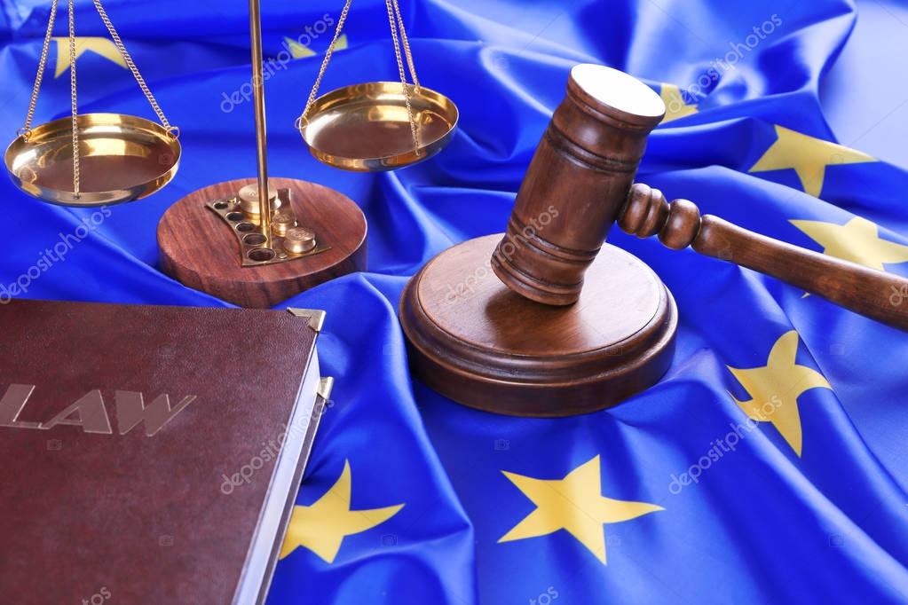 Bandiere europee davanti a edificio istituzionale