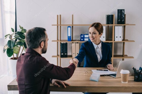 Colloquio tra avvocato e cliente in studio legale