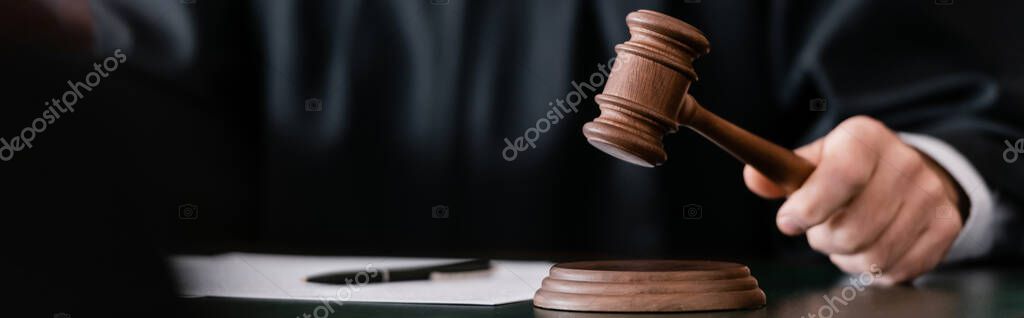 Udienza in aula di tribunale durante un processo penale